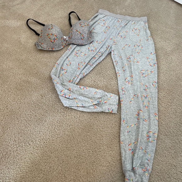 Adorable vs pink holiday jogger pjs. Vs pink pajama pants size small.💕🎄💕 - Picture 4 of 5